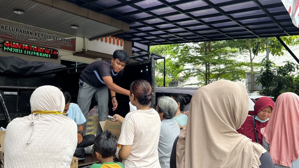 Sejumlah warga saat membeli kebutuhan pokok di bazar pangan murah di Kelurahan Petojo Selatan, Kecamatan Gambir, Jakarta Pusat pada Rabu (21/12/2022).