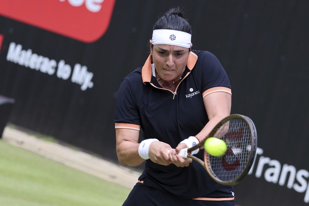 Ons Jabeur memukul bola saat melawan Coco Gauff pada perempat final turnamen WTA 500 Berlin, Sabtu (22/6/2024). Jabeur mengundurkan diri karena cedera. 