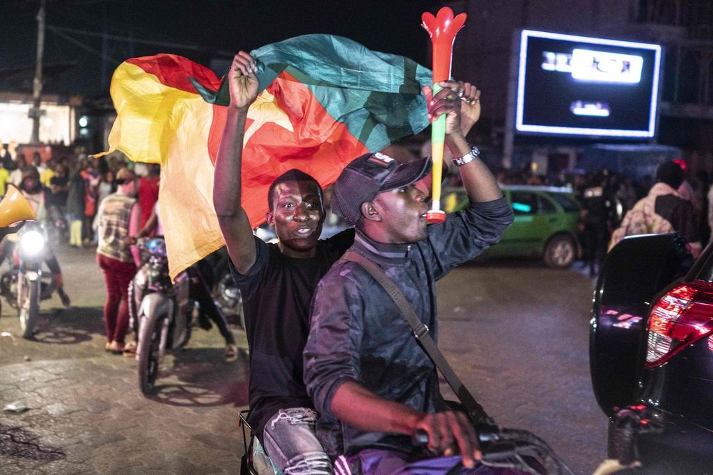 Pendukung Kamerun di Douala merayakan keberhasilan tim nasional sepak bola mereka ke perempat final Piala Afrika 2021, Senin (24/1/2022) malam waktu setempat. Tim Kamerun mengalahkan Komoros.