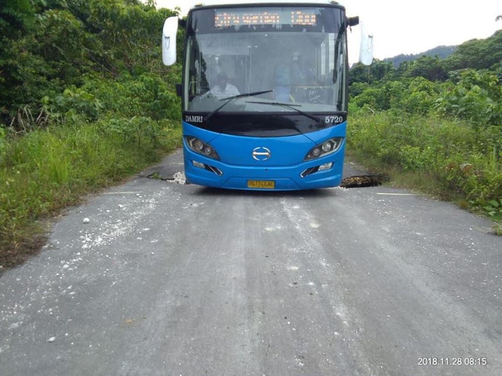 Bus Damri mulai melayani warga Sarmi, Papua, sejak minggu terakhir bulan November 2018. Baru dua bus yang dioperasikan.