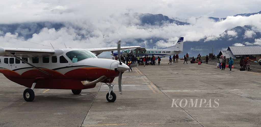 Aktivitas di Bandara Ilaga, Kabupaten Puncak, Papua, pada akhir 2019.