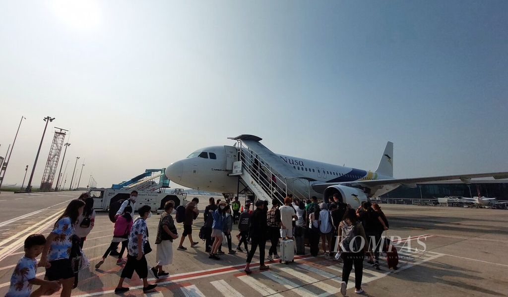 Penumpang bersiap memasuki pesawat udara dalam penerbangan domestik di Bandara Internasional Soekarno-Hatta, Tangerang, Banten, Rabu (21/6/2023). 