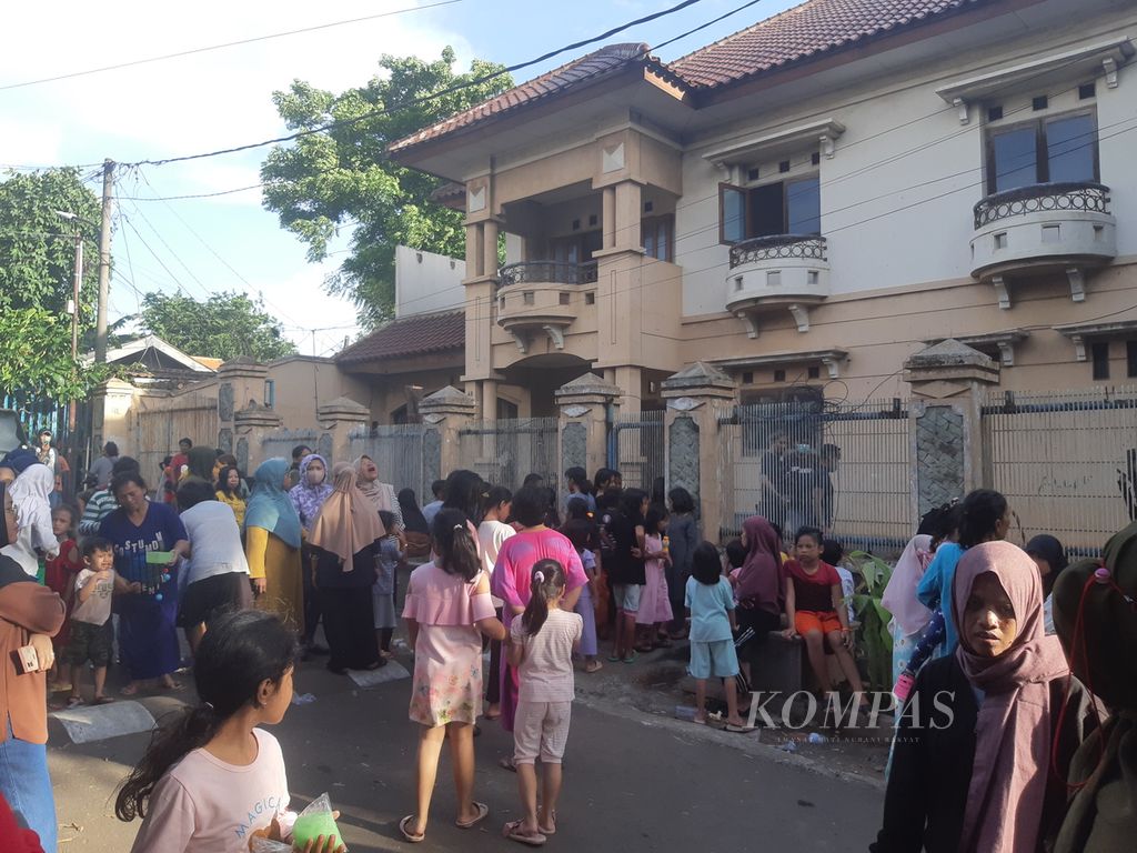 Rumah Eny dan Tiko di Cakung, Jakarta Timur, dipadati warga pada, Jumat (6/1/2023) sore.