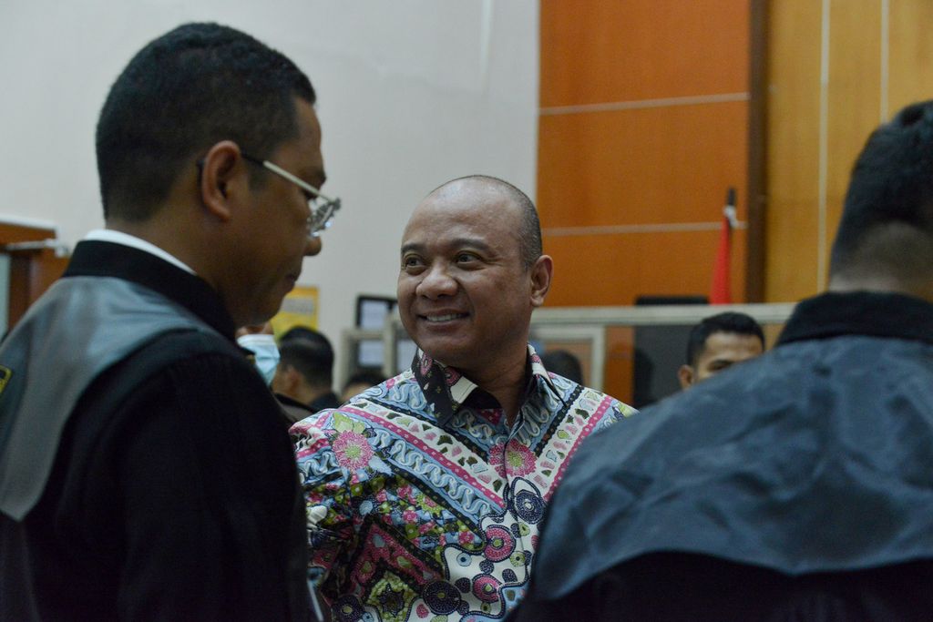 Terdakwa bekas Kepala Polda Sumatera Barat Inspektur Jenderal Teddy Minahasa menyapa wartawan setelah pembacaan tuntutan oleh jaksa penuntut umum di Pengadilan Negeri Jakarta Barat, Kamis (30/3/2023). 