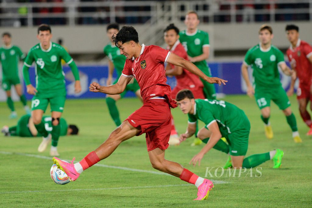 Penyerang Indonesia U-23, Rafael William Struick, menendang bola di kotak penalti lawan pada laga Kualifikasi Grup K Piala Asia U-23 2024 di Stadion Manahan, Surakarta, Selasa (12/9/2023). Indonesia mengalahkan Turkmenistan, 2-0, dan lolos ke Piala Asia U-23 2024 di Qatar. 