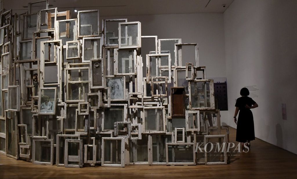 Instalasi berjudul "Inside-Outside" karya perupa asal Jepang Chiharu Shiota dipamerkan di Museum MACAN (Modern and Contemporary Art in Nusantara), Jakarta, Jumat (25/11/2022). Mengusung tema The Soul Trembles pameran ini merupakan tur pameran global yang dimulai di Mori Art Museum, Tokyo, Jepang. 