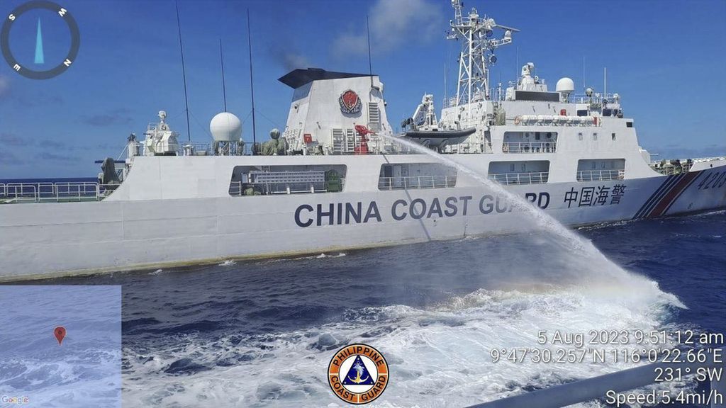  Kapal penjaga pantai China menyemprotkan air ke kapal Filipina di dekat Karang Ayungin atau Karang Ren'ai, Sabtu (5/8/2023). 
