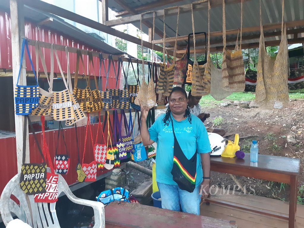 Ketua Kelompok Noken Matopai Kristina Degei menunjukkan produk-produk kerajinan tangan noken di tempat jualannya di Distrik Jayapura Utara, Kota Jayapura, Papua, 23 Agustus 2023. 