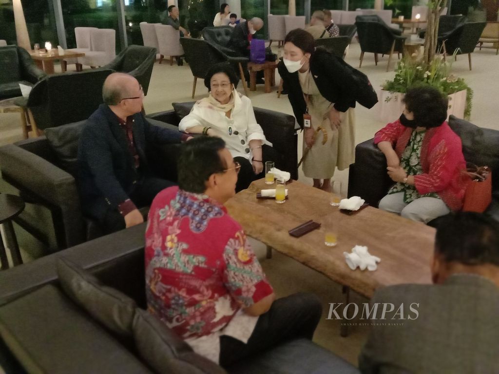 Presiden Ke-5 RI yang juga Ketua Umum PDI-P Megawati Soekarnoputri tengah berbincang-bincang setelah tiba di salah satu hotel di Jeju, Korea Selatan, Senin (12/8/2022).
