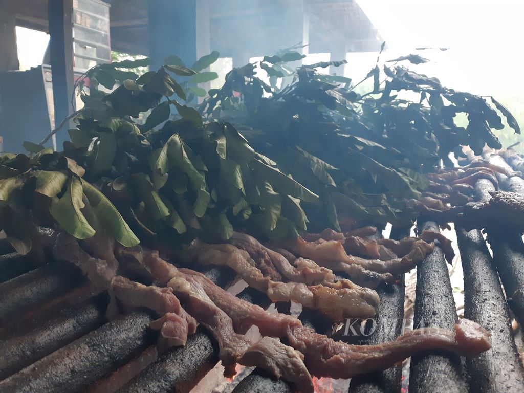 Daun kesambi digelar di atas daging saat pengolahan sei di kampung Baun, Kecamatan Amarasi Barat, Kabupaten Kupang, Nusa Tenggara Timur pada akhir Desember 2022. Daun kesembi memberi rasa gurih dan wangi.