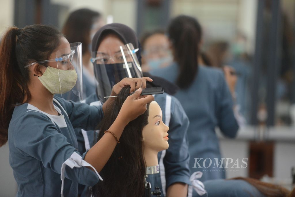 Murid jurusan Tata Kecantikan Rambut mengikuti Pembelajaran Berbasis Proyek tentang tata rambut di SMK Negeri 4 Surakarta, Solo, Jawa Tengah, Oktober 2020.