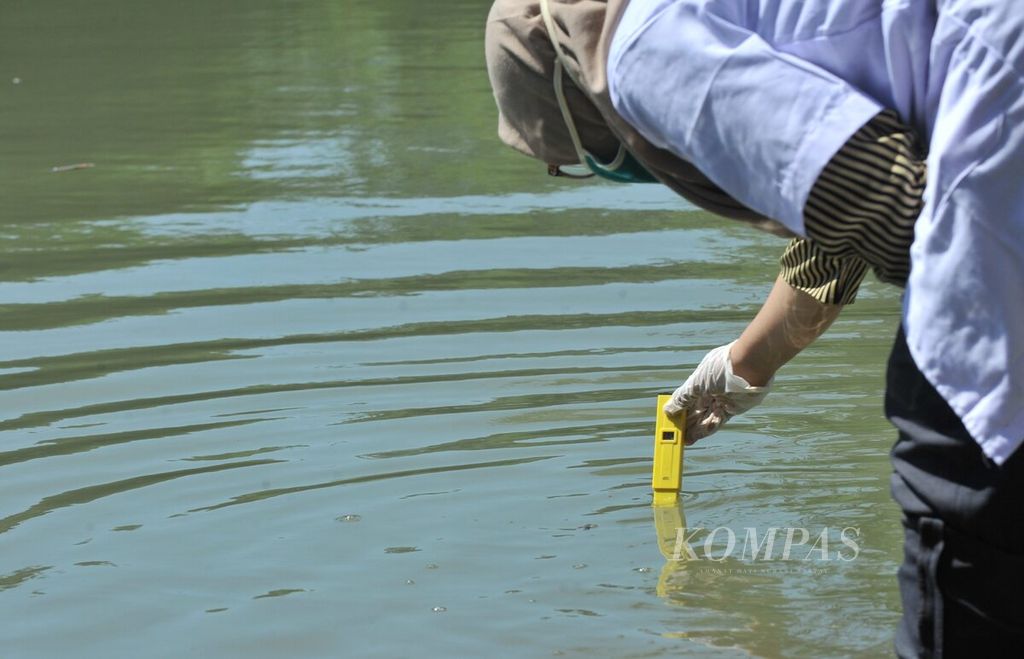 Peneliti dari Ecoton mengambil sampel air Sungai Kalimas di Taman Petekan Riverside, Surabaya, Jawa Timur, Rabu (8/7/2020). Pengambilan sampel air untuk meneliti kandungan mikroplastik dan uji kualitas air dari Sungai Kalimas. 