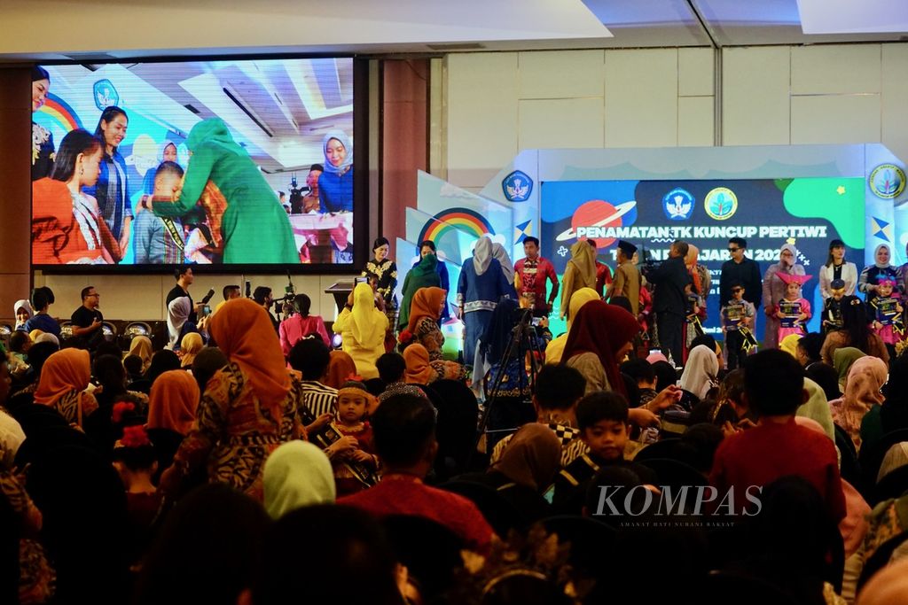 Ratusan orangtua beserta anak mengikuti acara "wisuda" TK Kuncup Pertiwi di Kendari, Sulawesi Tenggara, Senin (19/6/2023). Total sebanyak 256 anak mengikuti kegiatan penamatan di hotel mewah di Kendari ini. 
