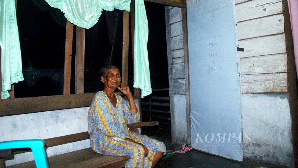 Inilah kondisi rumah warga yang terusir dari kampung halaman mereka, Desa Akelamo Kao, Pulau Halmahera, Provinsi Maluku Utara, lantaran konflik tapal batas, seperti pada Selasa (18/10/2016). Desa tersebut dan lima desa lain yang merupakan wilayah potensial tambang disengketakan Pemerintah Kabupaten Halmahera Barat dan Halmahera Utara. 