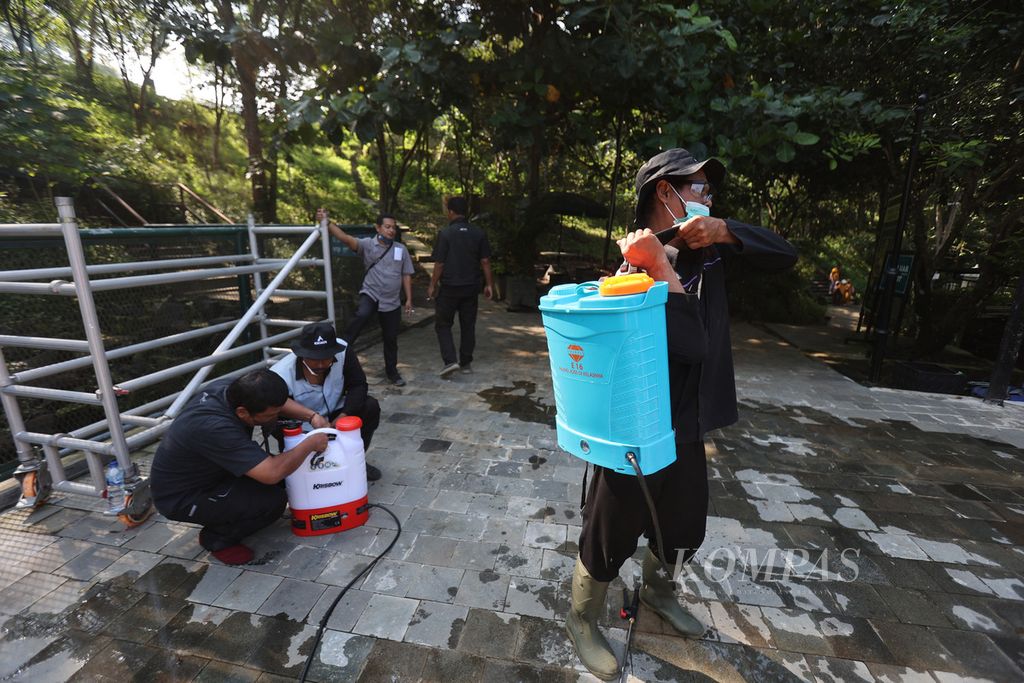 Petugas Balai Konservasi Borobudur bersiap menyemprotkan minyak asiri pada Candi Borobudur di Magelang, Jawa Tengah, Rabu (22/6/2022). Selama sepekan, minyak asiri disemprotkan ke batuan di Candi Borobudur untuk menghilangkan lumut, kerak, dan jamur. Campuran minyak asiri, surfaktan, dan air dipakai sebagai bahan pembersih yang bersifat ramah lingkungan bagi Candi Borobudur. 