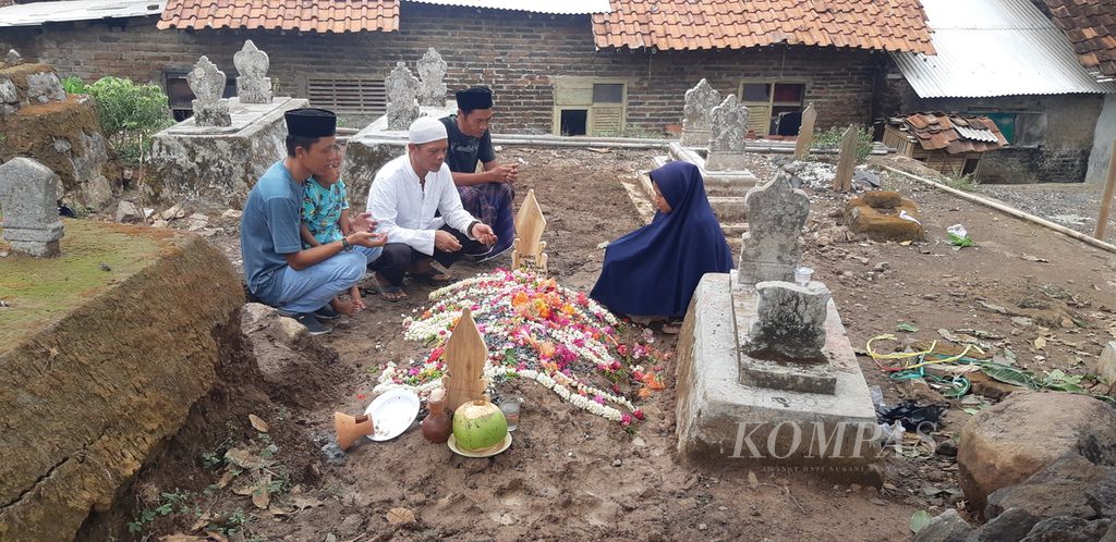 Ilustrasi: Keluarga berdoa di makam Rasni di Desa Cangkoak, Kecamatan Dukupuntang, Kabupaten Cirebon, Jawa Barat, Senin (27/11/2023). Rasni merupakan korban pembunuhan yang diduga dilakukan oleh mantan suami sirinya, OS.