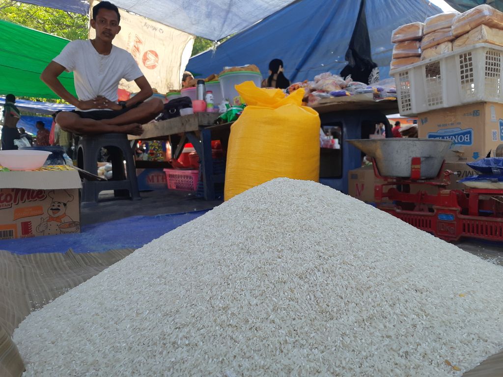 Beras dijual di Pasar Wini di Desa Humusu Wini, Kecamatan Insana Utara, Kabupaten Timor Tengah Utara, Nusa Tenggara Timur, pada Senin (19/9/2022). Harga beras terjangkau, yakni Rp 11.000 per kilogram.