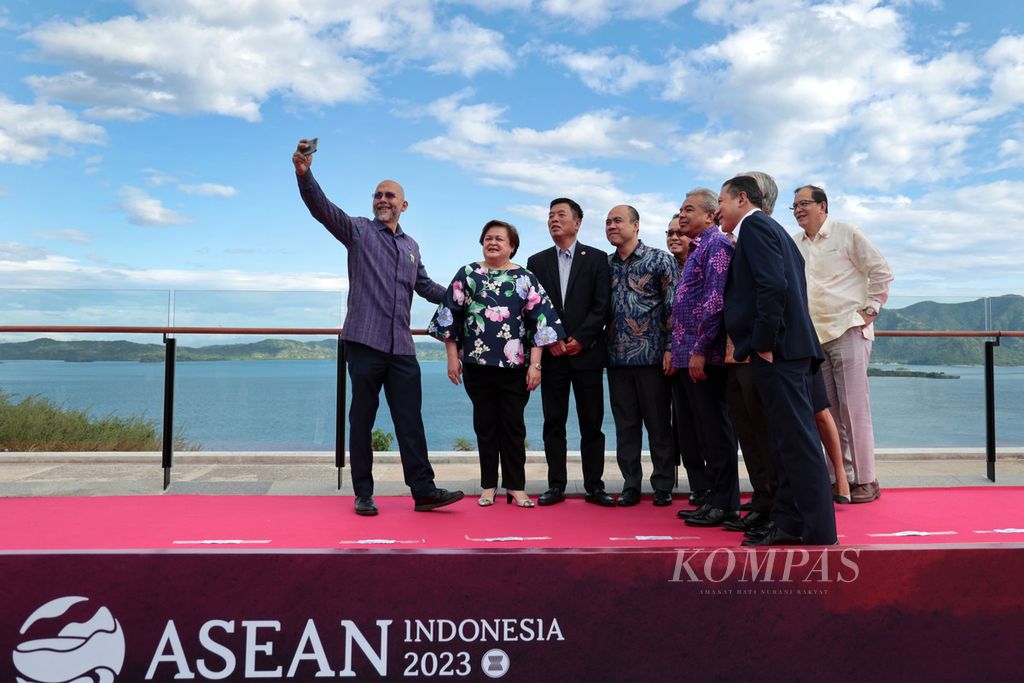Direktur Jenderal Kerja Sama ASEAN Sidharto Suryodipuro (kiri) berswafoto dengan para Direktur Jenderal negara-negara anggota ASEAN sebelum Pertemuan Para Direktur Jenderal (SOM) ASEAN dalam rangkain KTT Ke-42 ASEAN di Golo Mori, Kecamatan Komodo, Manggarai Barat, Nusa Tenggara Timur, Senin (8/5/2023). Rangkaian KTT Ke-42 ASEAN tidak diikuti wakil junta Myanmar.