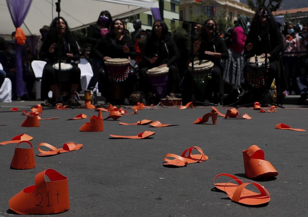 Sepatu kertas berwarna oranye yang mewakili korban kekerasan terpampang di jalan saat aksi memperingati Hari Internasional Penghapusan Kekerasan terhadap Perempuan, di La Paz, Bolivia, Rabu (25/11/2020). Kekerasan dalam rumah tangga, <i>cyberbullying</i>, pernikahan anak, pelecehan seksual, dan kekerasan seksual masih terus terjadi di berbagai negara. Menurut Badan Wanita PBB, pada tahun lalu sebanyak 243 juta perempuan dan anak perempuan mengalami kekerasan seksual dan fisik dari pasangannya.