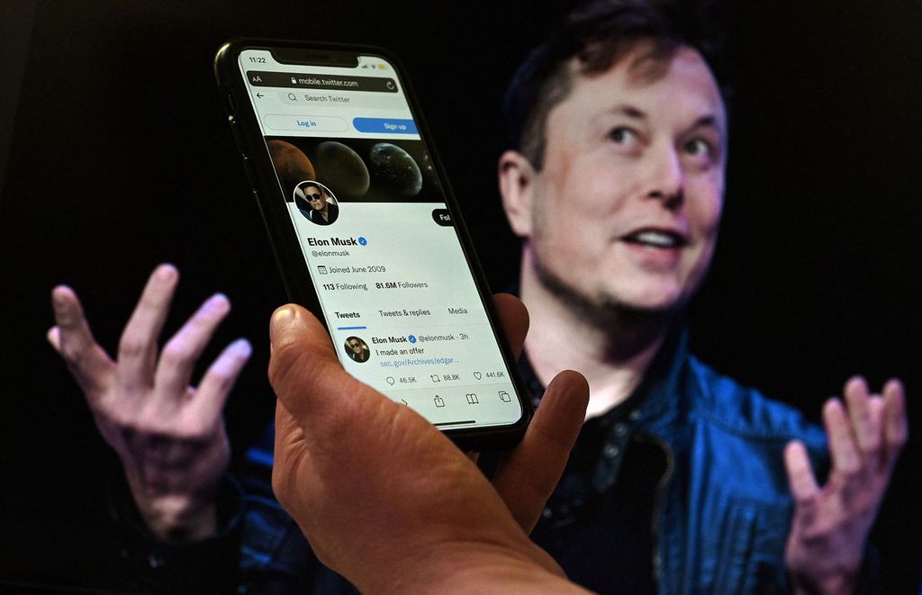 Dalam ilustrasi foto ini, layar ponsel menampilkan akun Twitter milik Elon Musk dengan foto dirinya ditampilkan di latar belakang, 14 April 2022, di Washington DC, Amerika Serikat. 