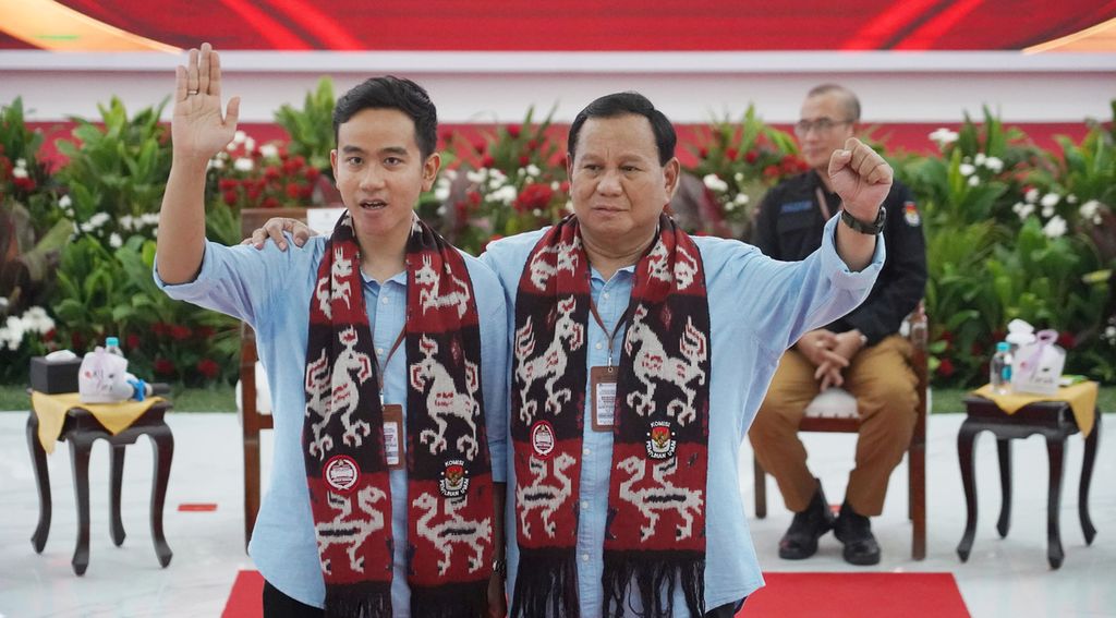 Pasangan bakal calon presiden dan bakal calon wakil presiden Prabowo Subianto dan Gibran Rakabuming Raka di Ruang Sidang Utama Komisi Pemilihan Umum (KPU), Jakarta, mendaftar Pemilihan Presiden 2024, Rabu (25/10/2023). 