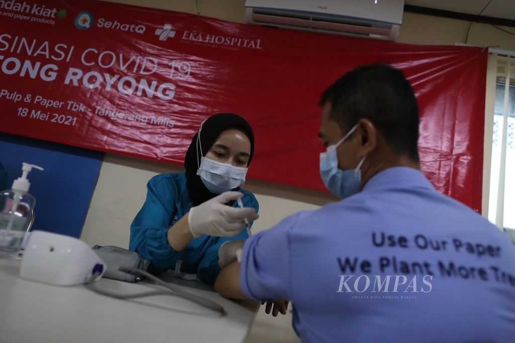 Petugas medis menyuntikkan vaksin Sinopharm kepada karyawan PT Indah Kiat Pulp & Paper Tbk dalam program vaksinasi gotong royong di Tangerang Selatan, Banten, Selasa (18/5/2021).  