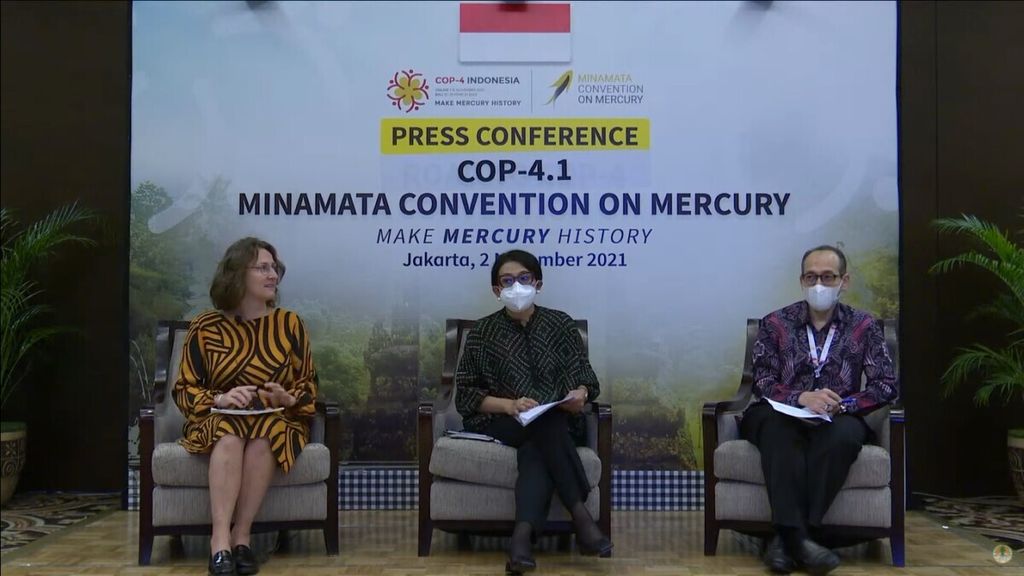 Sekretaris Eksekutif Konvensi Minamata Monika Stankiewicz, Direktur Jenderal Pengelolan Sampah, Limbah, dan Bahan Beracun Berbahaya (PSLB3) Kementerian Lingkungan Hidup dan Kehutanan (KLHK) Rosa Vivien Ratnawati, dan Staf Ahli Kementerian Luar Negeri Bidang Hubungan Antar-lembaga Muhsin Syihab (dari kiri ke kanan) saat konferensi pers di Jakarta, Selasa (2/11/2021).