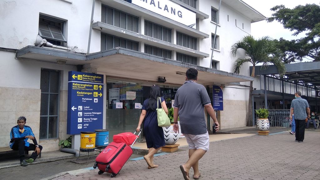 Calon penumpang berjalan masuk ke Stasiun Malang, Jawa Timur, Minggu (7/3/2021). Malang menjadi salah satu tujuan wisata kuliner. 