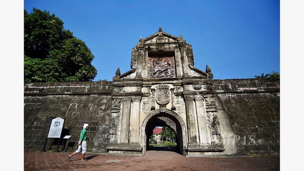 Tampak luar gerbang utama Benteng Santiago di kawasan Intramuros, Manila, Filipina, Senin (17/12/2018).