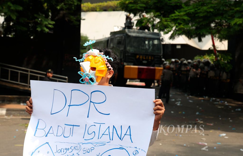 Mahasiswa membawa poster bertuliskan DPR Badut Istana saat mereka menggelar unjuk rasa di Kantor DPRD Provinsi Jawa Tengah, Kota Semarang, Kamis (22/8/2024). Demonstrasi yang berlangsung di sejumlah daerah ini sebagai protes terhadap revisi Undang-Undang (UU) Pilkada yang dilakukan oleh Panitia Kerja (Panja) revisi UU Pilkada Badan Legislasi (Baleg) DPR.