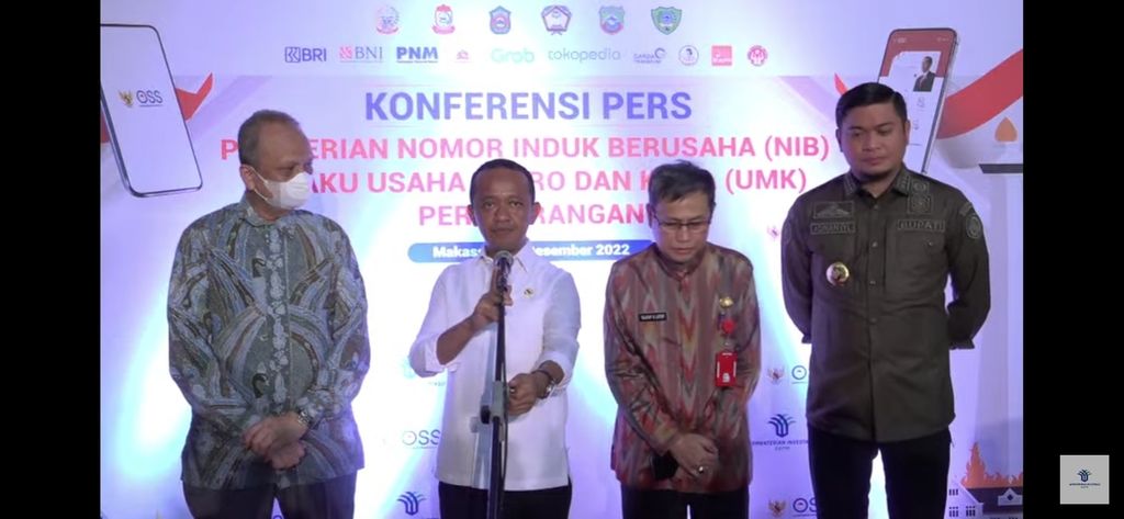 Kementerian Investasi / BKPM Bahlil Lahadalia beserta pemerintah terkait, dalam acara ”Pemberian Nomor Induk Berusaha (NIB) Pelaku Usaha Mikro dan Kecil (UMK) Perseorangan”, di Makassar, secara hybrid, Kamis (22/12/2022).