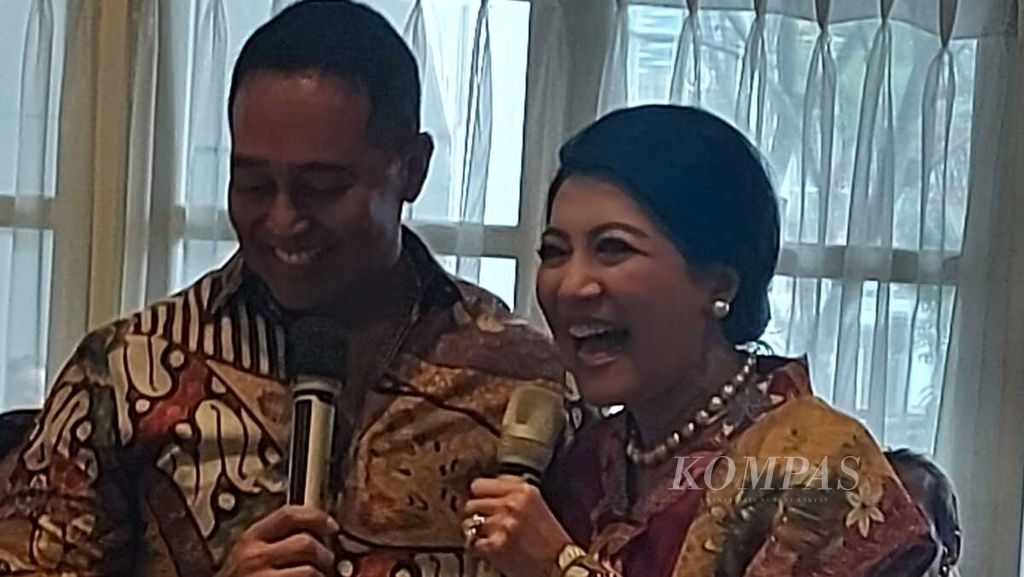 Nyanyian cinta Andika Perkasa kepada istrinya, Hetty Hendropriyono, Sabtu (6/5/2023), saat silaturahmi Lebaran Guntur Soekano di sebuah kafe di Sarinah, Jakarta. 