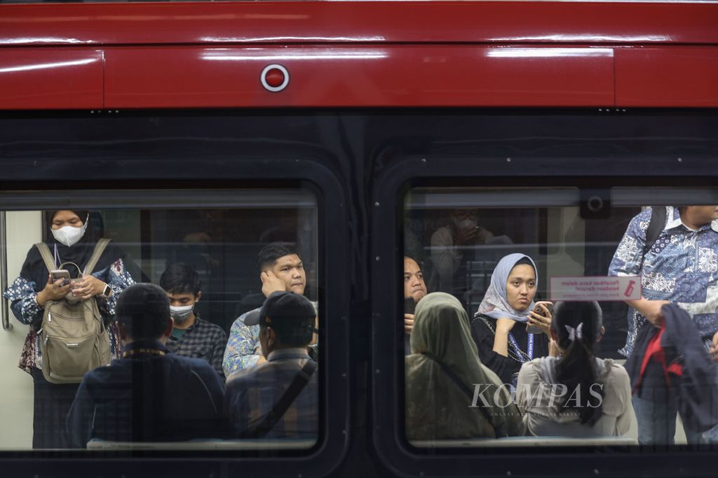 Penumpang LRT menunggu kereta berangkat di Stasiun LRT Setiabudi, Jakarta, Selasa (9/1/2024).