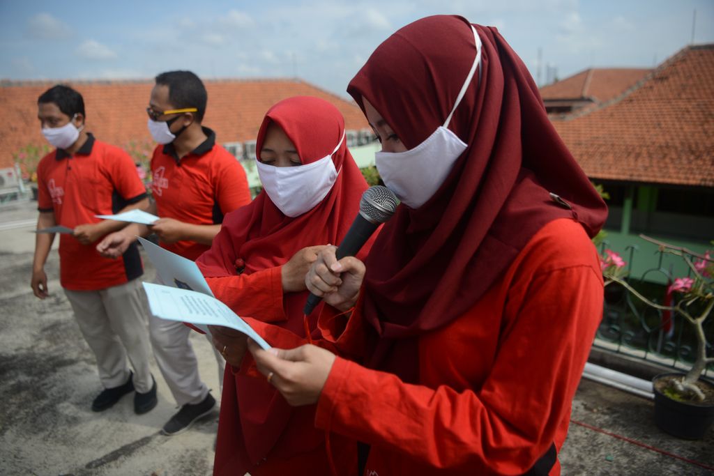 Guru mengucapkan ikrar Sumpah Pemuda saat pementasan wayang kulit bertema pandemi di atap SD Muhammadiyah 1 Ketelan, Solo, Jawa Tengah, Jumat (16/10/2020).