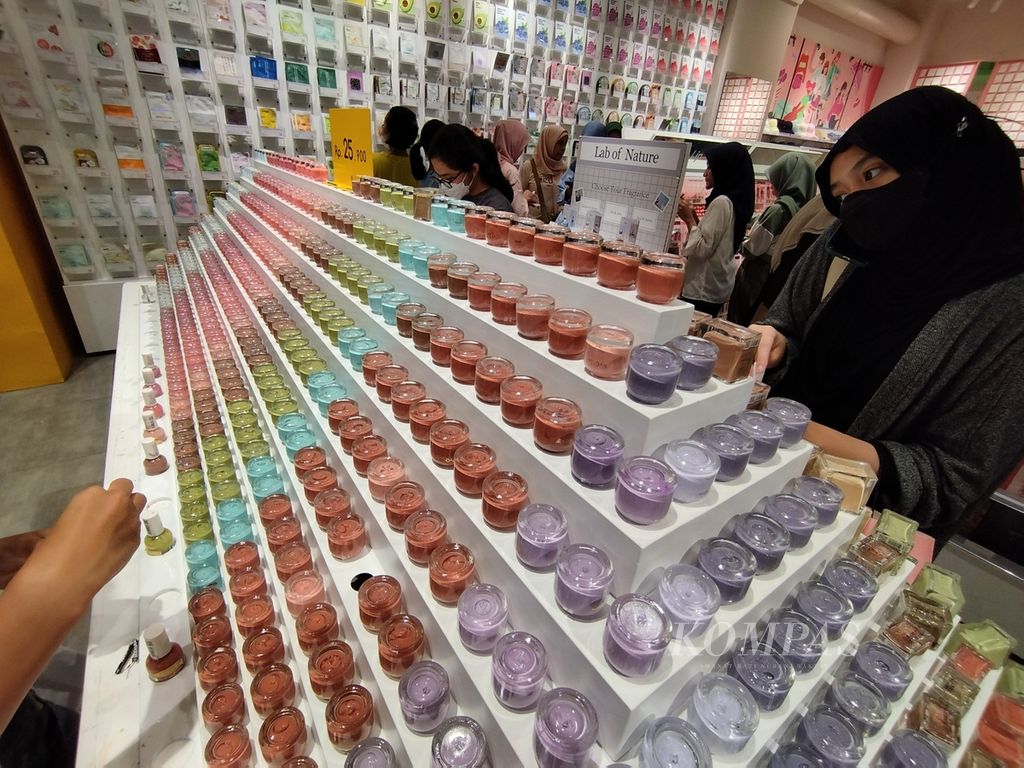A visitor tries one of the nail polish products sold at a retail store in a shopping center in South Tangerang, Banten, on Sunday (30/12/2023).