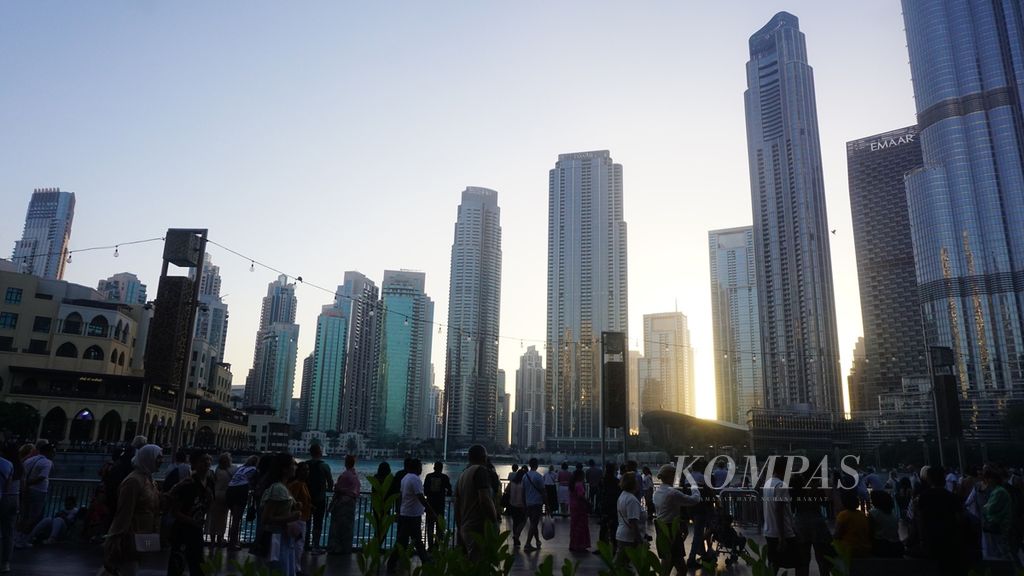 Suasana pelataran di depan Dubai Mal, Dubai, Uni Emirat Arab, Kamis (21/3/2024), jelang waktu berbuka puasa. Pelataran itu dipenuhi turis asing dan warga Dubai yang menghabiskan waktu sore-sore sambil menikmati gedung-gedung modern yang indah.
