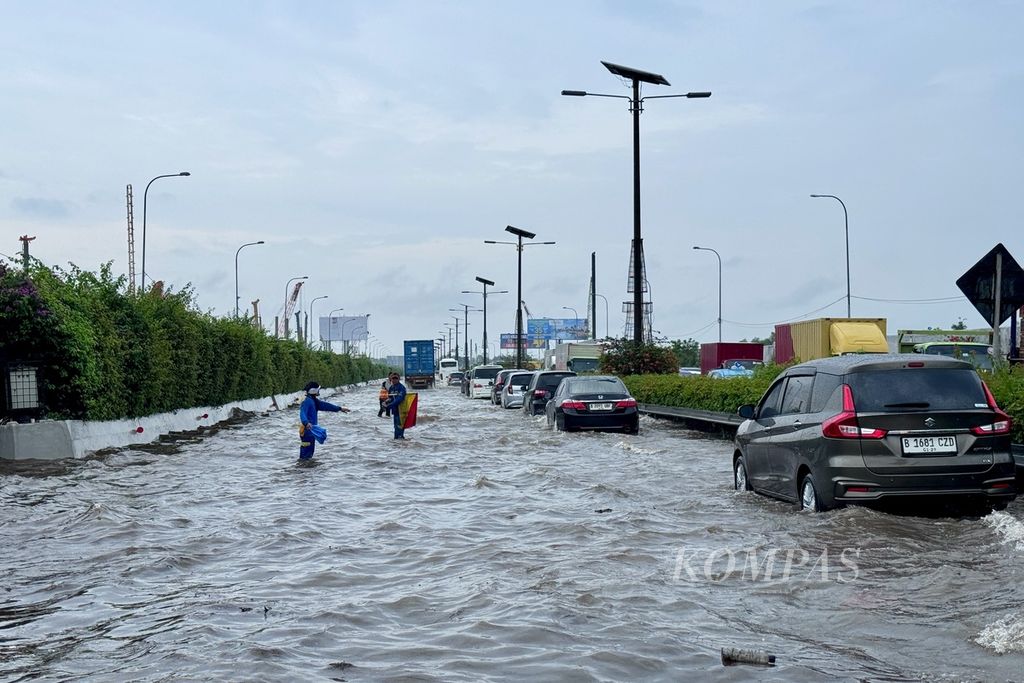 Banjir terjadi di Kilometer 27 Jalan Tol Prof Dr Ir Sedyatmo yang merupakan jalur menuju Bandara Soekarno-Hatta di Tangerang, Banten, seperti terlihat pada Jumat (22/3/2024) pagi. 