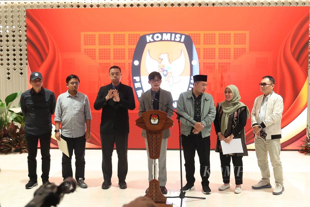 Ketua Komisi Pemilihan Umum (KPU) Mochammad Afifuddin (ketiga dari kanan) didampingi anggota KPU Yulianto Sudrajat (kiri), August Mellaz (tengah), Idham Holik (kedua dari kiri), Betty Epsilon Idroos (kedua dari kanan), dan Parsadaan Harahap (kanan), saat konferensi pers terkait putusan Mahkamah Konstitusi tentang Pilkada 2024, di Jakarta, Senin (20/8/2024). 