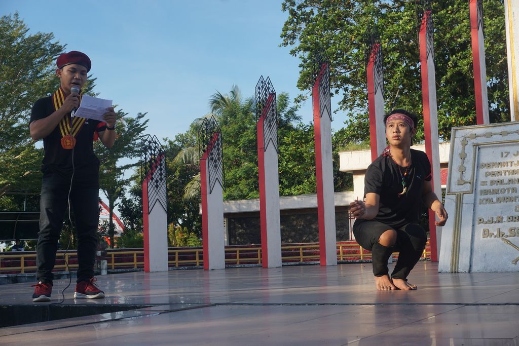 Aksi pembacaan puisi dan tarian dari Aliansi Pemuda Peduli Kinipan di Tugu Sukarno, Kota Palangkaraya, Kalteng, Minggu (30/8/2020). Tarian itu bertema keresahan masyarakat adat yang komunitas maupun hutannya tak pernah diakui pemerintah.
