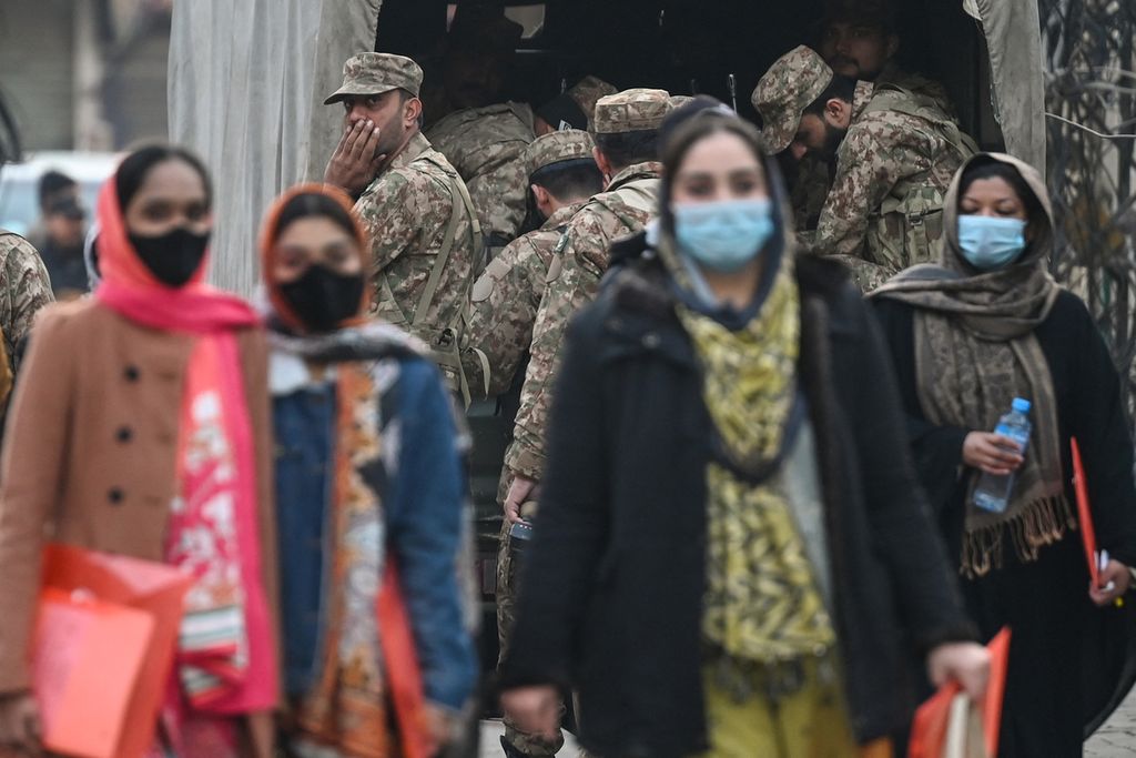 Tentara Pakistan menyaksikan petugas pemilu tiba di tempat pemungutan suara sebelum dimulainya pemungutan suara dalam pemilu nasional Pakistan di Lahore pada 8 Februari 2024. 