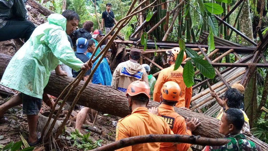 Dokumentasi Kantor SAR (Basarnas) Denpasar menampilkan upaya pencarian dan pertolongan terhadap korban tanah longsor di Desa Tribuana, Kecamatan Abang, Kabupaten Karangasem, Jumat (7/7/2023). 