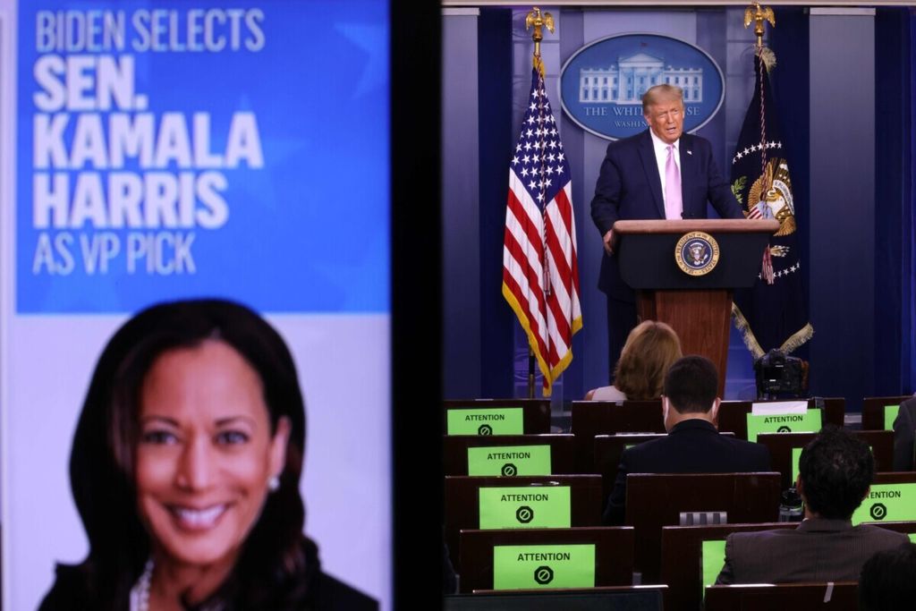  Presiden Amerika Serikat Donald Trump berpidato, sementara foto Senator California Kamala Harris terpampang di lokasi acara, Washington DC, 11 Agustus 2020.