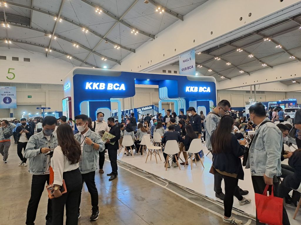 Pameran kredit kendaraan bermotor (KKB) pada BCA Expoversary 2023 di ICE BSD, Tangerang, Kamis (23/2/2023).