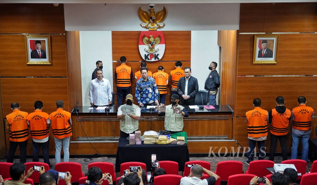 Suasana saat KPK mengekspos para tersangka dan barang bukti kasus suap pembangunan dan pemeliharaan jalur kereta api di Kantor Komisi Pemberantasan Korupsi, Jakarta, Kamis (13/4/2023) dini hari.