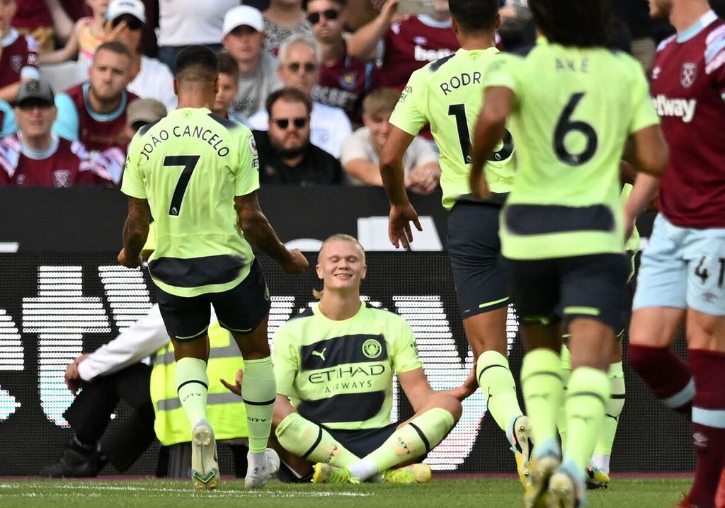 Pemain Manchester City Erling Haaland (tengah/duduk) merayakan gol pertamanya ke gawang West Ham dengan gaya bermeditasi pada laga pekan pertama Liga Inggris di Stadion London, London, Senin (8/8/2022) dini hari WIB. City menang 2-0 pada laga itu dan kedua gol dicetak oleh Haaland. 
