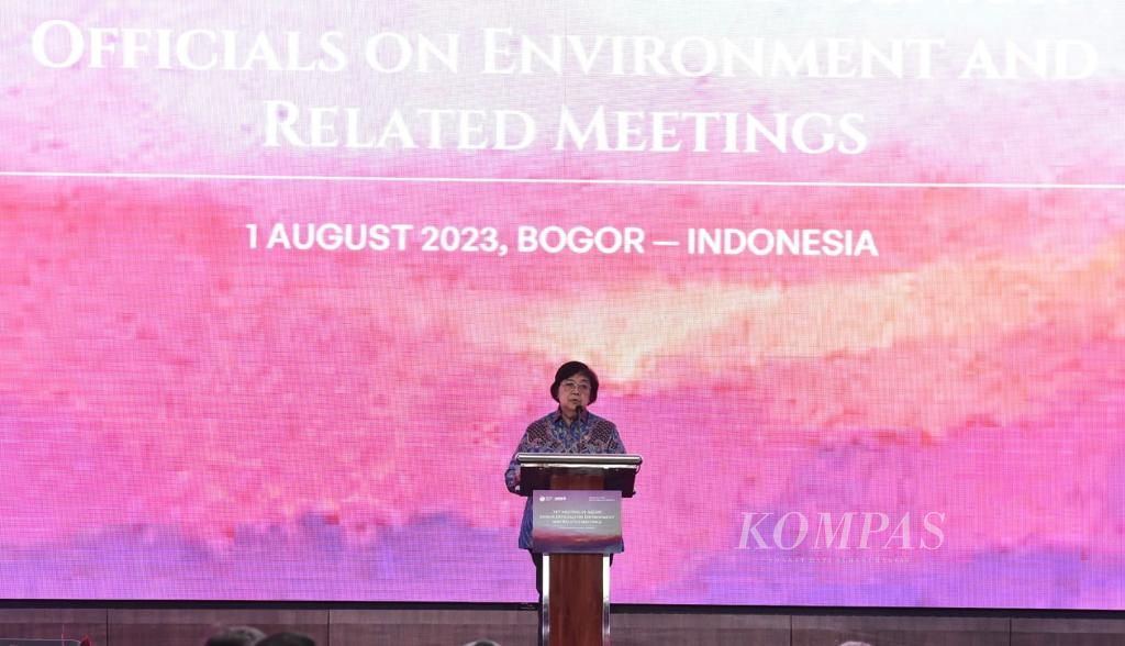 Menteri Lingkungan Hidup dan Kehutanan Siti Nurbaya dalam acara pembukaan ASOEN-34, Selasa, (1/8/2023), di Bogor, Jawa Barat.