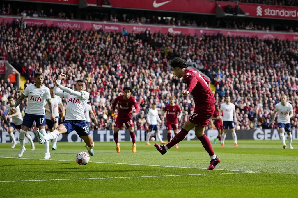 Pemain Liverpool Curtis Jones menendang bola untuk mencetak gol ke gawang Tottenham Hotspur pada laga Liga Inggris di Stadion Anfield, Liverpool, Minggu (30/4/2023) dini hari. Liverpool memenangi laga dengan skor 4-3.