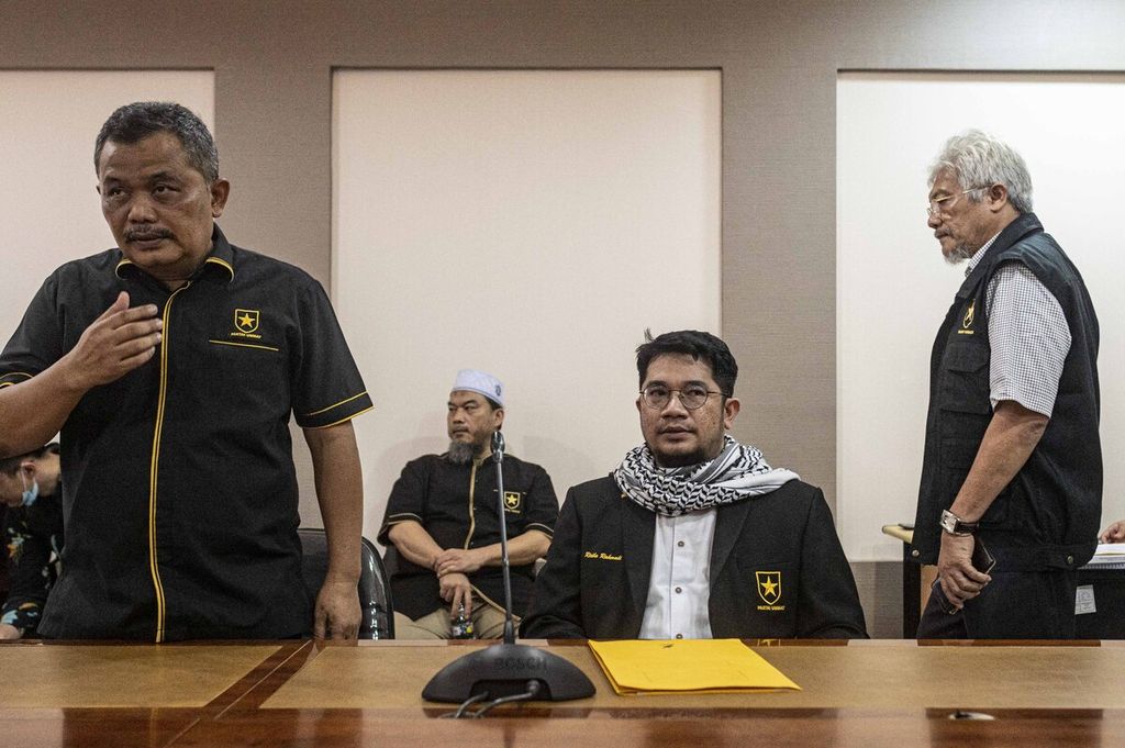 Pemohon dari Partai Ummat, yang diwakili ketua umumnya Ridho Rahmadi (kedua kanan), menghadiri mediasi dengan termohon KPU di Kantor Bawaslu, Jakarta, Senin (19/12/2022). 