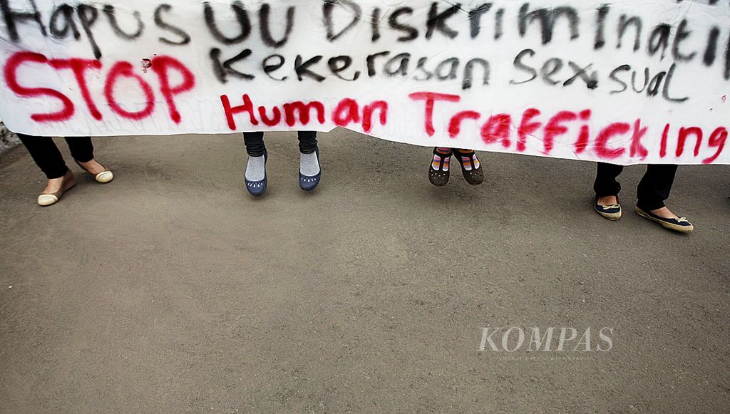 Sejumlah mahasiswa perempuan dari Pergerakan Mahasiswa Islam Indonesia (PMII) menggelar aksi Peringatan Hari Perempuan Internasional di depan Gedung Sate, Bandung, Jawa Barat, Senin (10/3/2014). Mereka menolak kekerasan seksual dan perdagangan manusia yang umumnya menimbulkan korban perempuan.