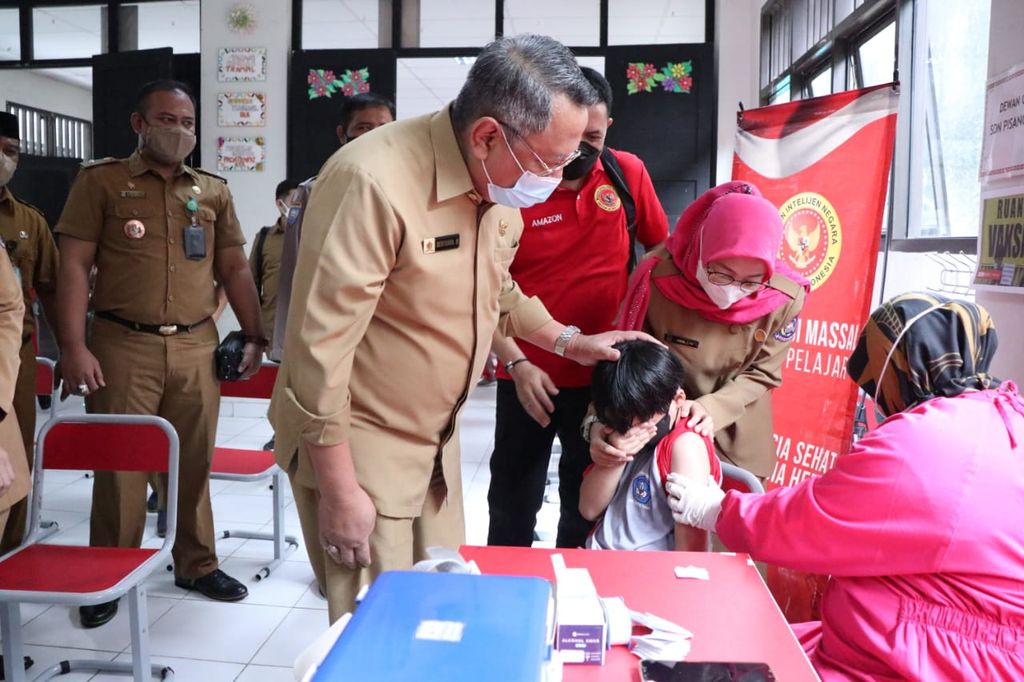 Wali Kota Tangerang Selatan (Tangsel) Benyamin Davnie meninjau pelaksanaan vaksin ke 2 di SDN Pisangan 02, Ciputat Timur, Selasa (15/2/2022), Kegiatan vaksin ini diselenggarakan atas kerjasama Pemkot Tangsel dan Badan Intelijen Nasional Provinsi Banten.